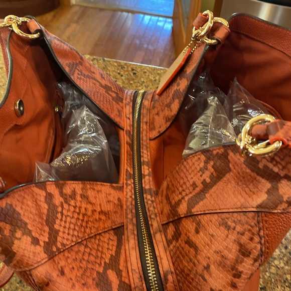 SALE~~***PRICE DROP***  EUC COACH BAG - Picture 6 of 11